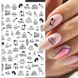 Dettaglio di adesivi 3D per unghie con cuori e lettere cartoon su unghie con manicure