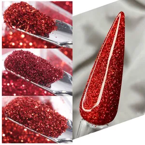 Vista macro de purpurina roja metálica para uñas y el efecto final en las uñas postizas