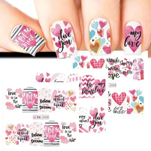 Gros plan de stickers à ongles avec cœurs et roses pour manucure de la Saint-Valentin