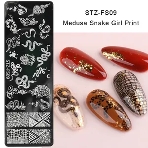 Détail d'une plaque de tamponnage pour ongles avec motifs de serpent Medusa et roses