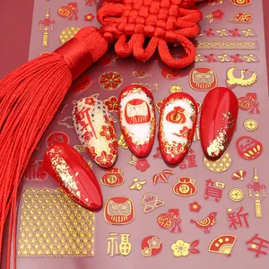 Detail von roten und goldenen Neujahrs-Nagelstickern mit geprägten chinesischen Motiven
