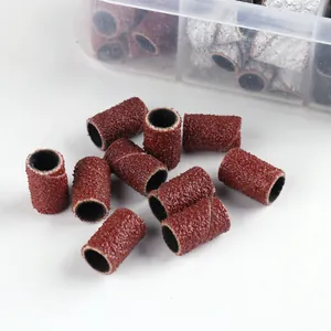 Macro-opname van bruine schuurbandjes voor nagelvijlen met een heldere opbergdoos