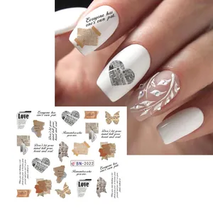 Détail de stickers nail art vintage avec texte de journal, cœurs et portrait linéaire