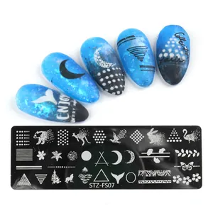 Détail macro de la plaque de stamping STZ-FS07 avec motifs géométriques et animaliers