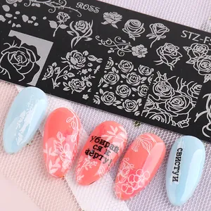 Détail de la plaque de stamping pour ongles avec motifs de roses et démo