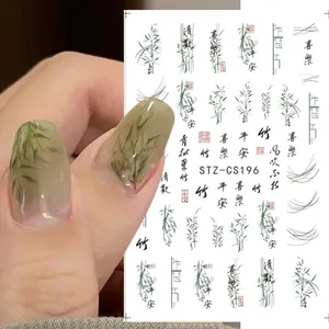 Dettaglio di adesivi per unghie con bambù verde, calligrafia cinese e motivi foglia