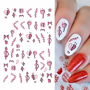 Detail von 3D-Nagelstickern in Pink und Schwarz mit Herz-, Stern- und Pfeilmustern
