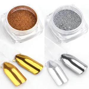 Detail von Gold- und Silber-Nagelpuder mit metallischem Spiegel-Effekt auf Nageltipps