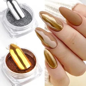 Detailansicht der Metallic-Chrom-Nagelpulvergläser mit Spiegel-Effekt auf den Nägeln