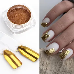 Metalen gouden spiegel nagelpoeder in vierkante pot met manicure toepassing