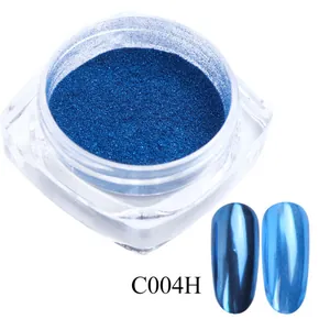 Macro-opname van C004H blauwe nagelpoeder met een metallic spiegelend glanseffect