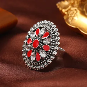 Vintage boho δαχτυλίδι με κόκκινη πέτρα και ασημένιες κυκλικές χαραγμένες λεπτομέρειες