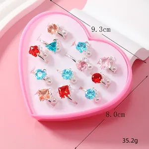 12er Set bunte Kristall-Ringe für Mädchen in einer rosa herzförmigen Geschenkbox