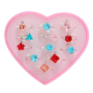 12 bunte Kristallringe für Mädchen mit Herz- und Sternmotiven in einer rosa Box