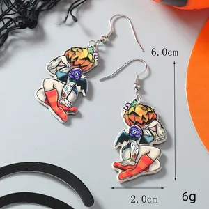 Detail von Halloween-Ohrringen mit Kürbismädchen-Motiv und 6 cm Größenangabe im Bild