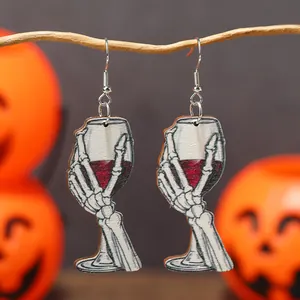 Orecchini di Halloween in legno con mano di scheletro e calice di vino rosso