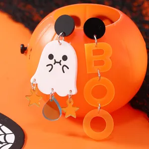 Pendientes asimétricos de Halloween con fantasma y letras BOO sobre calabaza