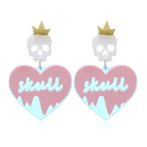 Pendientes de acrílico de Halloween con corazones rosas y calavera con corona