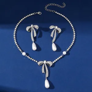Elegantes Schmuckset mit Strass-Schleife, Perlen-Halskette und passenden Ohrringen