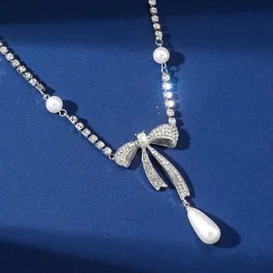 Elegante silberne Schleifen-Halskette mit Strass und weißem Tropfenperlen-Anhänger
