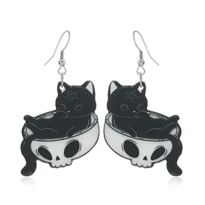Detailansicht der schwarzen Katze in Totenkopf-Schale Ohrringen im Gothic-Stil
