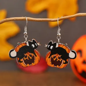 Halloween Kürbis und schwarze Katze Holzohrringe hängend an einem Baumzweig