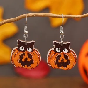 Halloween Kürbis-Laterne und schwarze Katze Ohrhänger an einem trockenen Ast