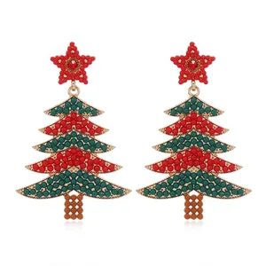 Orecchini a albero di Natale con borchie a stella rossa e livelli di perline colorate