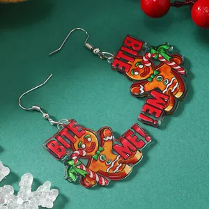 Detailopname van peperkoekman oorbellen van acryl met de tekst 'BITE ME!' erop