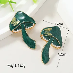 Pendientes de hongo verde con mariposa dorada y borde de perlas de 2.7cm de largo