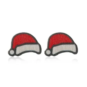Encantadores pendientes de madera con diseño de gorro navideño en color rojo y blanco