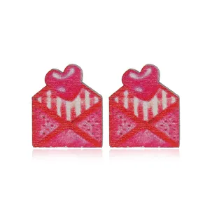 Pendientes de madera con forma de sobre y corazón rosa con detalles de rayas rojas