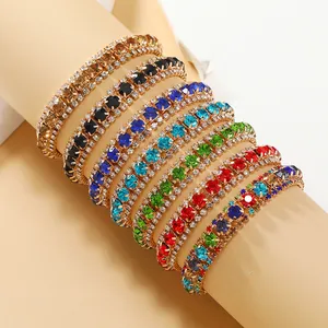 Detailopname van bohemian armbanden met drie rijen kleurrijke kristallen en strass-steentjes