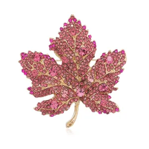 Elegante broche de hoja de maple dorado con cristales rosas y brillantes para abrigos