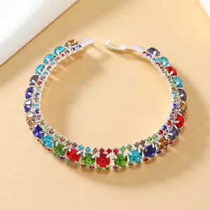 Detailopname van verzilverde armband met kleurrijke strasstenen en vouwsluiting