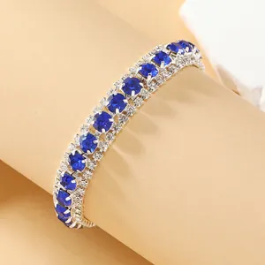 Macro-opname van een luxe bohemien armband met blauwe saffierkristallen en witte strassteentjes