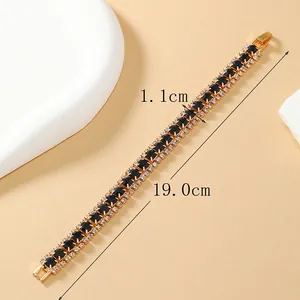 Detail van bohemien gouden armband met zwarte vierkante kristallen en afmetingen
