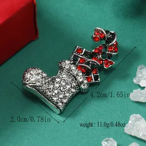 Détail de la broche chaussette de Noël avec strass et dimensions du produit