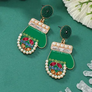 Dettaglio di orecchini a guanto di Natale con smalto verde e pietre multicolori
