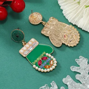 Dettaglio degli orecchini a guanto di Natale con smalto verde, perle e strass colorati