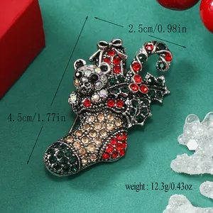 Détail de la broche ange de Noël sertie de strass colorés avec dimensions précises