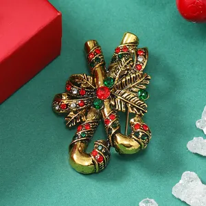 Détail d'une broche de Noël en forme de sucre d'orge avec strass sur fond festif