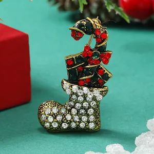 Gros plan d'une broche ange de Noël avec strass colorés sur un fond festif élégant