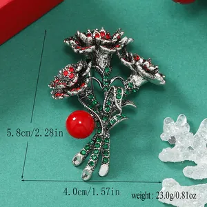 Macro d'une broche fleur d'oeillet avec cristaux rouges et perles, 5,8x4,0 cm
