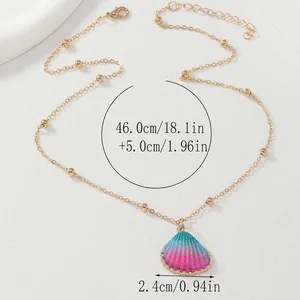 Détail de la chaîne dorée avec pendentif coquillage dégradé et dimensions indiquées