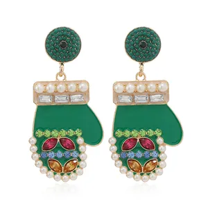 Dettagli degli orecchini a guanto natalizio con smalto verde e strass colorati