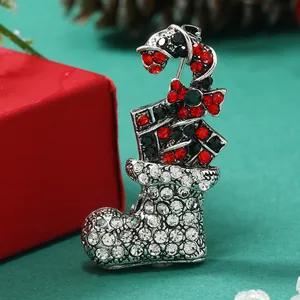 Élégante broche chaussette de Noël avec strass rouges sur base en alliage argenté