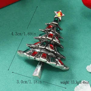Dettaglio spilla ad albero di Natale in argento vintage con cristalli colorati
