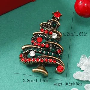 Dettaglio spilla vintage ad albero di Natale con strass e specifiche dimensionali