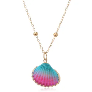 Collier à pendentif coquillage doré avec dégradé bleu-violet et bordure métallique